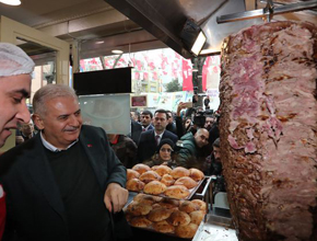 Binali Yıldırım Pendik'te döner kesti, kestane dağıttı!