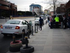 Kurtköy'de Park Halindeki Araca Hızla Çarptı