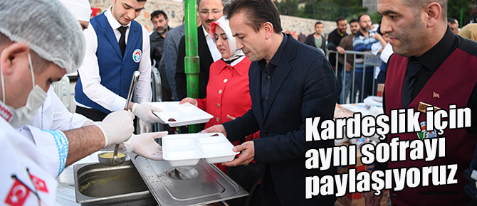 Aynı sofraları kardeşlik için paylaşıyoruz