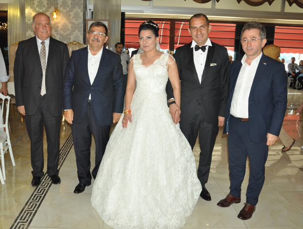 Gazeteci Halil Güler kızını evlendirdi