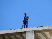 Pendik'te alacağını tahsil edemeyen adam inşaatın çatısında intihara teşebbüs etti