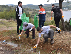 Pendik'te çevreciler çöp topladı