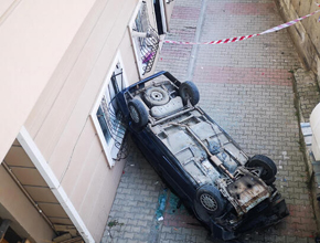 Tuzla'da otomobil 5 metre yükseklikten apartmanın bahçesine düştü