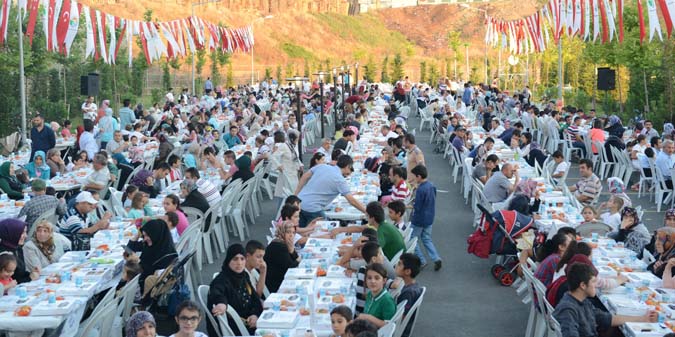 Aynı Sofrayı Paylaşanların Kardeşliği