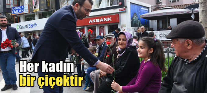 Başkan Cin Kadınlar Günü'nü kutlayıp çiçek takdim etti