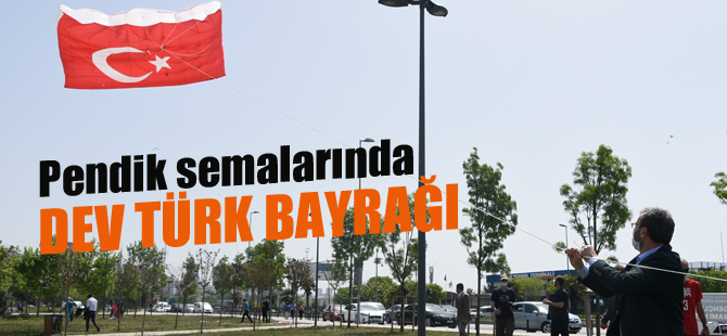 19 Mayıs'ı, dev Türk bayrağı desenli uçurtmayı uçurarak kutladılar