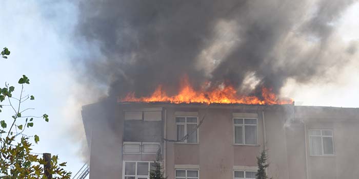 Tuzla'da çatılar alev alev yandı