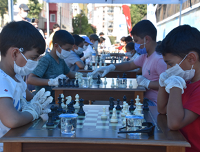 Çocuk Sokağı’nda satranç oynadılar