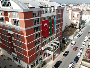 Belediye binasına dev Azerbaycan bayrağı