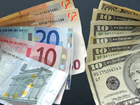 Merkez Bankası'nın faiz kararından sonra dolar ve euro sert düştü