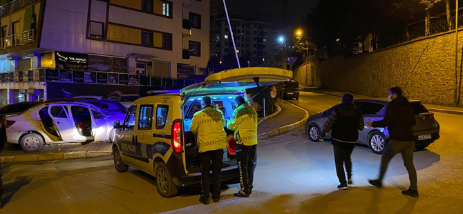 Pendik'te polisten kaçarken galeri dükkanına daldılar