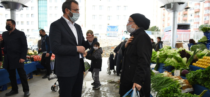 Başkanı gördüm gözlerim doldu, dünyalar benim oldu.. Feride Teyze'nin poşetlerini evine kadar taşıdı