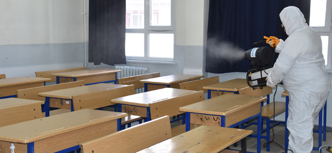 Pendik'te okullar dezenfekte ediliyor