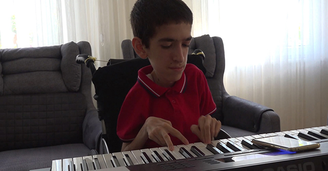 17 Yaşındaki SMA Hastası Umut, Hayata Müzik İle Tutunuyor