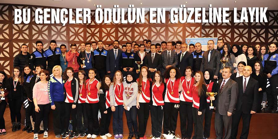 Yazıcı, Bilinçli Gençleri Ödüllendirdi