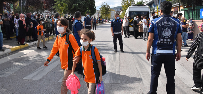 Öğrencilerin güvenliği için Pendik Zabıtası okul önlerinde