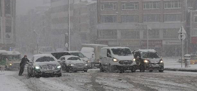 İstanbullular dikkat! Saat verildi kar geliyor