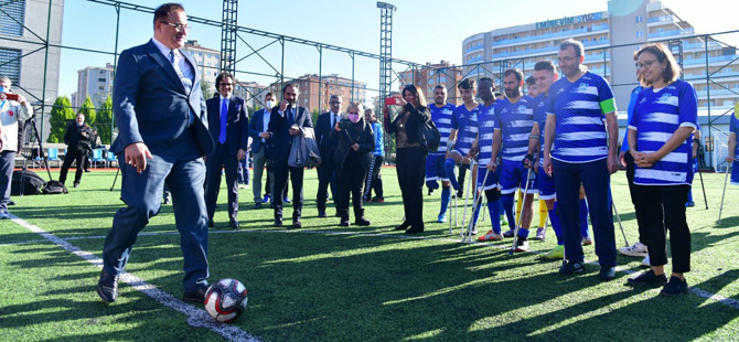 Başkan engellilerte futbol oynadı.. Kaymakam Kaya tribünden destek verdi