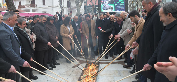 Pendik'te Nevruz Ateşi yandı.. Kaymakam ve başkan ateşten atladı