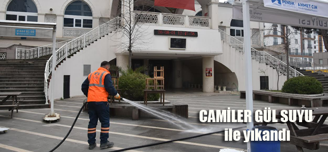 Pendik Belediyesi Ramazan öncesi tüm camileri dezenfekte edip gül suyu ile yıkadı