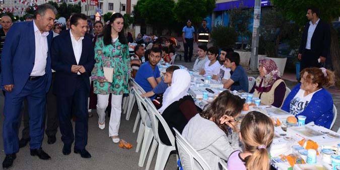 Tuzla'da sokakta iftar geleneğine devam