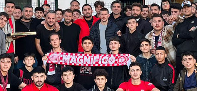 Pendikspor Taraftar Grubu Magnifico'dan Futbolculara Tatlı Ziyaret