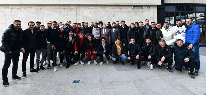 Belediye Başkanı Ahmet Cin Pendiksporlu futbolcularla buluştu