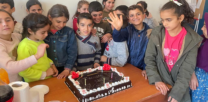 Kendi Harçlıkları İle Diyarbakırlı Öğrencilere Doğum Günü Pastası Gönderdi