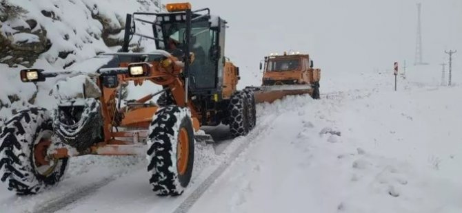 Yoğun kar yağışı nedeniyle okullar tatil edildi