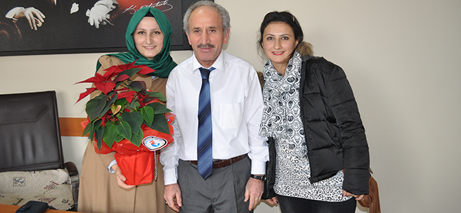 İş-Kur Müdürü Yasin Turunç'a öğrencilerinden çiçek