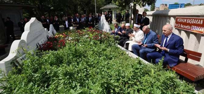 Erdoğan'dan Necmettin Erbakan'ın Kabri'ne ziyaret