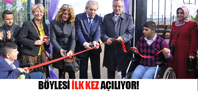Tekerlekli sandalyede salıncak keyfi