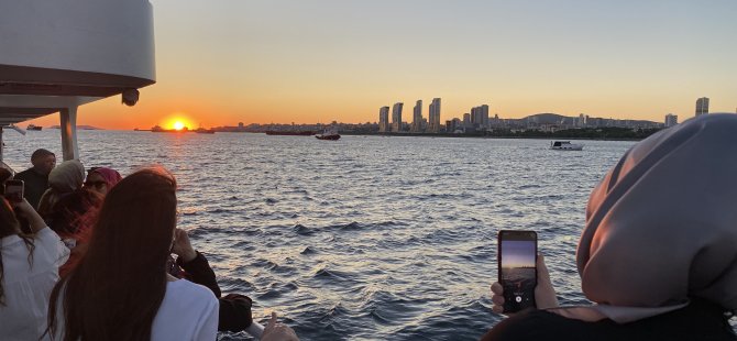 Pendik'te Tekne turunda yakamoz izlediler