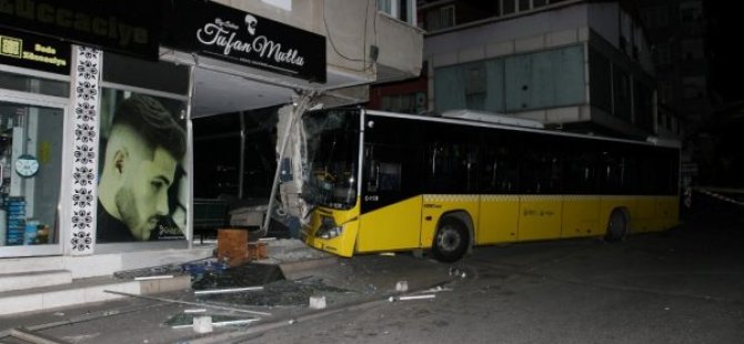 Pendik'te İETT otobüsü dükkana girdi: Çok sayıda yaralı var..