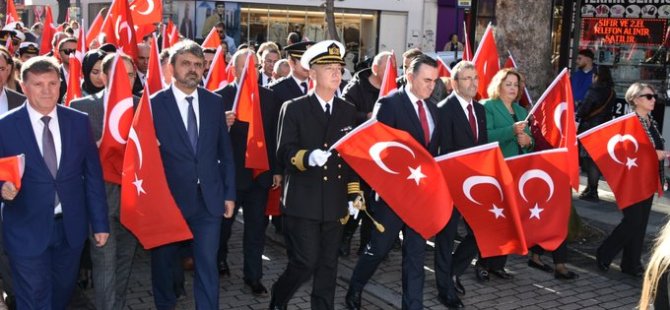 Pendik'te 101 Metrelik Türk Bayrağı İle Cumhuriyet Kutlaması