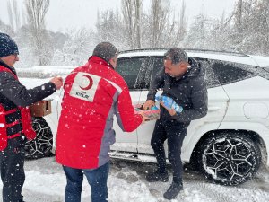 Karda yolda kalanlara Kızılay yetişti!