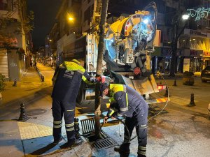 Çarşıda trafiği etkilememek için gece mesaisi yapıyorlar