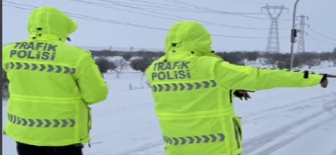 Karlı havada trafikte makas atan sürücülerden Polis makas aldı!