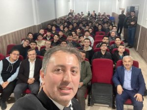 Prof. Dr. İsmail Öçsoy liseli gençleri bilime yönlendiriyor.