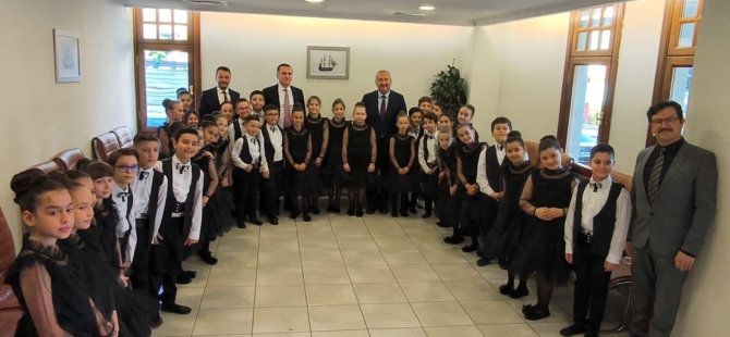 Öğretmenler ve öğrenciler birlikte sahne aldı