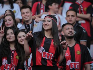 Süper Lig efsanesiydi: Şampiyonluğunu Binlerce Taraftarın Katılımıyla Coşkuyla Kutladı