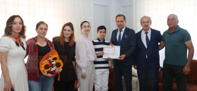 Milli Eğitim Müdürü Karnesini evinde verdi