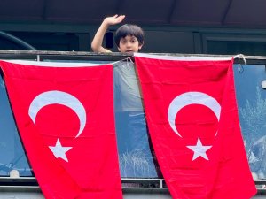 Cumhurbaşkanı Erdoğan’ın bayrak çağrısına İstanbul’dan yanıt