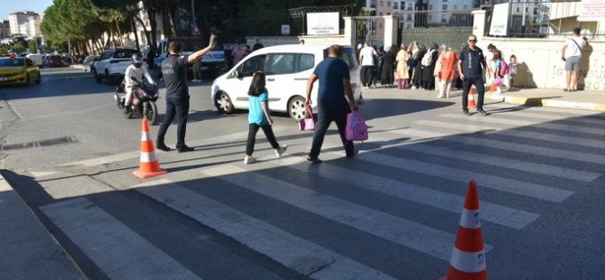 Zabıta Ekipleri Pendik'te Okul Önlerinde Güvenliği Sağlıyor