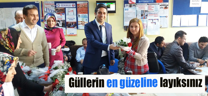 Bayan Öğretmenlere Kadınlar Günü Gül'ü