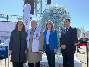 TÜRK BÖBREK VAKFI 1800 PET ŞİŞEDEN YAPILAN DEV "BÖBREK" İLE SAHADA