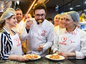 Ünlü Şef Danilo Zanna Depremzede Kadınlarla Aynı Mutfakta Buluştu