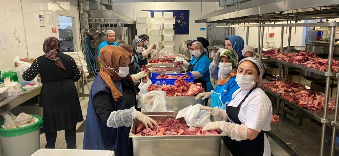 Sosyal Yardım Alan Ailelere Kurban Eti Dağıtıyorlar