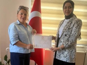 Bahçelievler Mahalle Muhtarı Serpil Berak Mazbatasını aldı