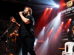 OSMAN ÖZTUNÇ BİR ADAM BİR SAHNE BİNLERCE YÜREK